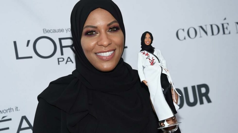 Ibtihaj Muhammad med Barbie-dukken hun har vært inspirasjonen til.