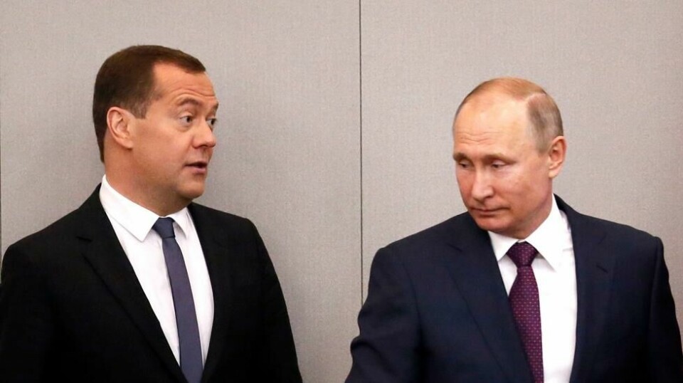 Tidligere president i Russland Dmitrij Medvedev med nåværende president Vladimir Putin.