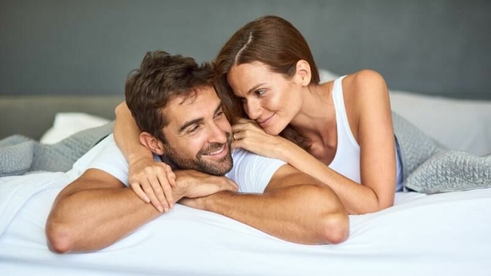 På jakt etter en kjæreste? Mange single drømmer om å finne noen å dele livet med. Flere tyr til datingapper, men sexologene mener at det finnes bedre måter å møte den rette på.