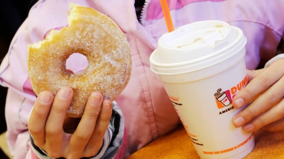 Fiberrike råvarer som hvete og ris blir malt opp og smeltet sammen med andre ingredienser for å lage en masse som kan brukes til å lage diverse ultraprosesserte produkter, slik som donuts.