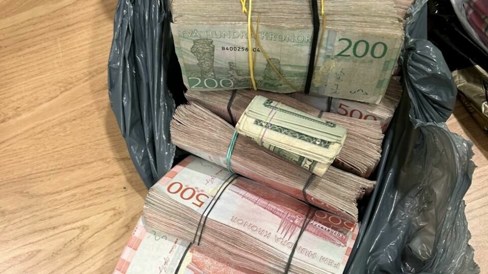 I bilen fant tollerne flere plastposer inneholdende bunker med svenske sedler. Beslaget er et av norgeshistoriens største.