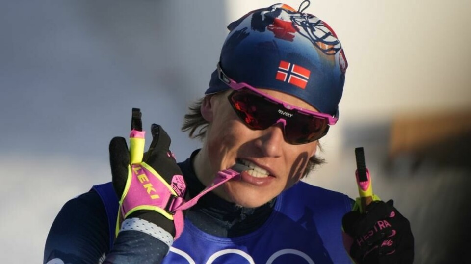 – Det var virkelig imponerende. Hva mer kan vi si? Jeg har faktisk ikke ord for det. Det var veldig bra og han har jobbet hardt, så det var helt fortjent, sier Johannes Høsflot Klæbo om Aleksandr Bolsjunovs maktdemonstrasjon under 30 kilometer skiathlon med skibytte.
