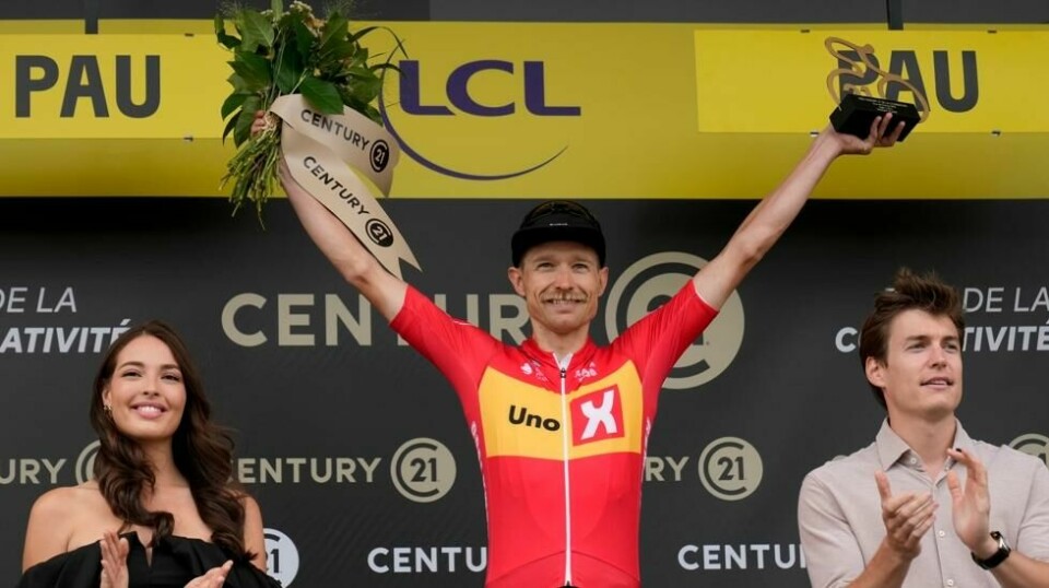 Magnus Cort på Tour de France-podiet etter å ha blitt kåret til dagens mest offensive rytter på den 13. etappen. Foto: Jerome Delay / AP / NTB