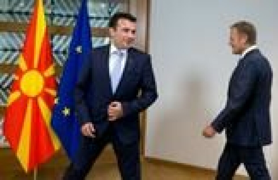 EU-sjef Donald Tusk (th) og statsministeren i FYROM (Former Yugoslav Republic of Macedonia) Zoran Zaev møttes i sommer. Navnestriden med Hellas har nå vart i mer enn to tiår. EU-sjef Donald Tusk (th) og statsministeren i FYROM (Former Yugoslav Republic of Macedonia) Zoran Zaev møttes i sommer. Navnestriden med Hellas har nå vart i mer enn to tiår. Foto: Virginia Mayo / AP