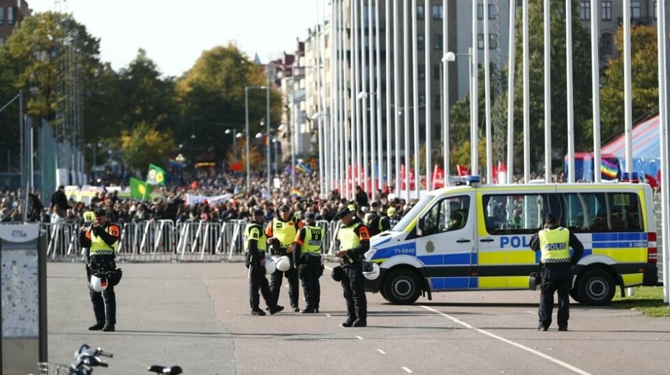 Politi og motdemonstranter på Heden før Nordiska motståndsrörelsens (NMR) demonstrasjon i Göteborg lørdag. Foto: Thomas Johansson / TT / NTB scanpix