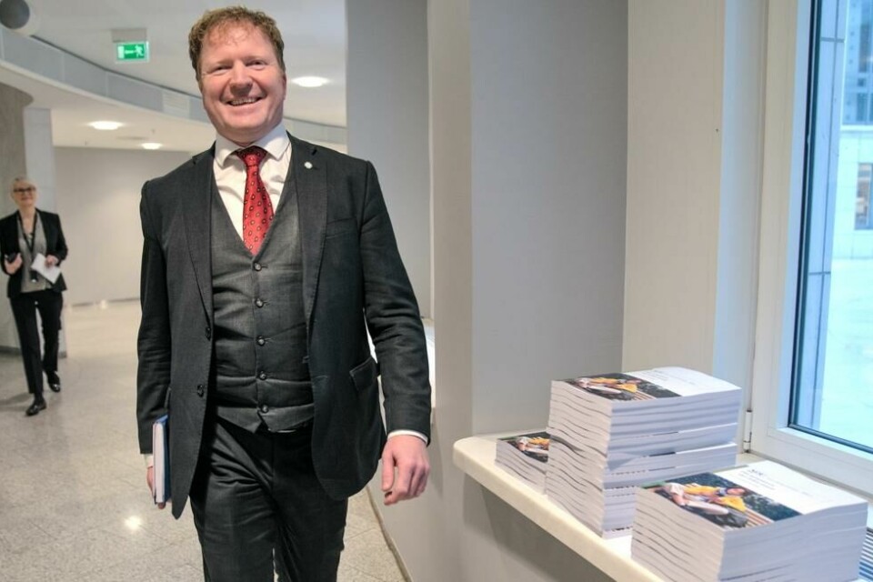 Han med vesten: Kommunal- og distriktsminister Sigbjørn Gjelsvik (Sp). Han med vesten: Kommunal- og distriktsminister Sigbjørn Gjelsvik (Sp). Foto: Stian Lysberg Solum / NTB