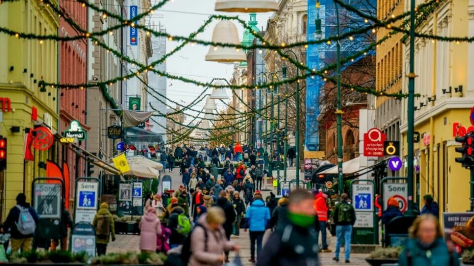Det er fortsatt noen uker til det ser slik ut på Karl Johan, men på noen butikker er det allerede julestemning. Foto: Stian Lysberg Solum / NTB