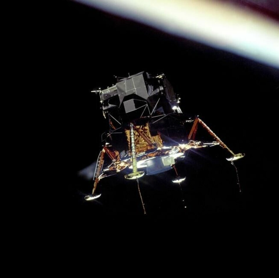 Landingsmodulen Eagle fotografert fra banen omkring månen. Inni sitter kommandør Neil A. Armstrong og pilot Buzz Aldrin. Foto: Nasa. Landingsmodulen Eagle fotografert fra banen omkring månen. Inni sitter kommandør Neil A. Armstrong og pilot Buzz Aldrin. Foto: Nasa.