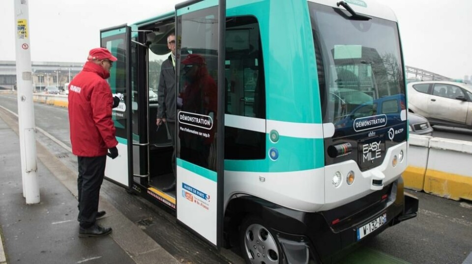 Robotene blir smartere og jobber nå også ute blant folk. Kombinert med kunstig intelligens kan de ta over mange jobber som mennesker gjør i dag. Her ser vi blant annet en selvkjørende buss i Paris. Foto: AP Photo/Zacharie Scheurer