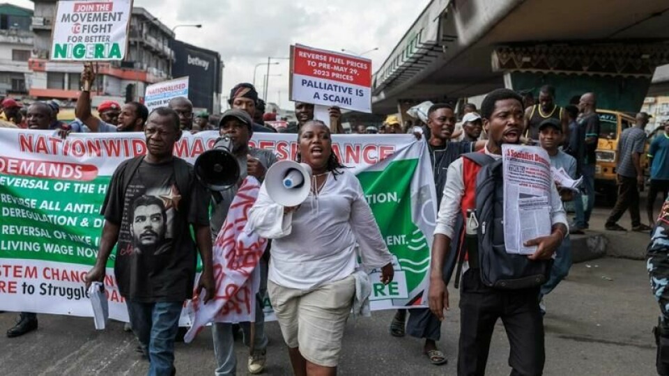 Demonstranter marsjerer med plakater og bannere under en landsomfattende protest mot regjeringen i Lagos, Nigeria, tidligere i år.