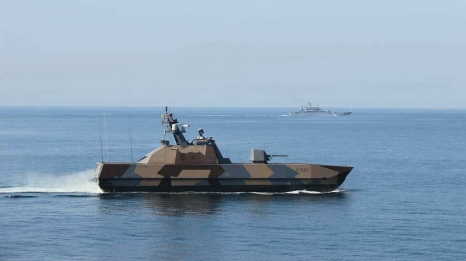 Den norske korvetten KNM «Storm» følger den russiske fartøygruppens seilas tett.
