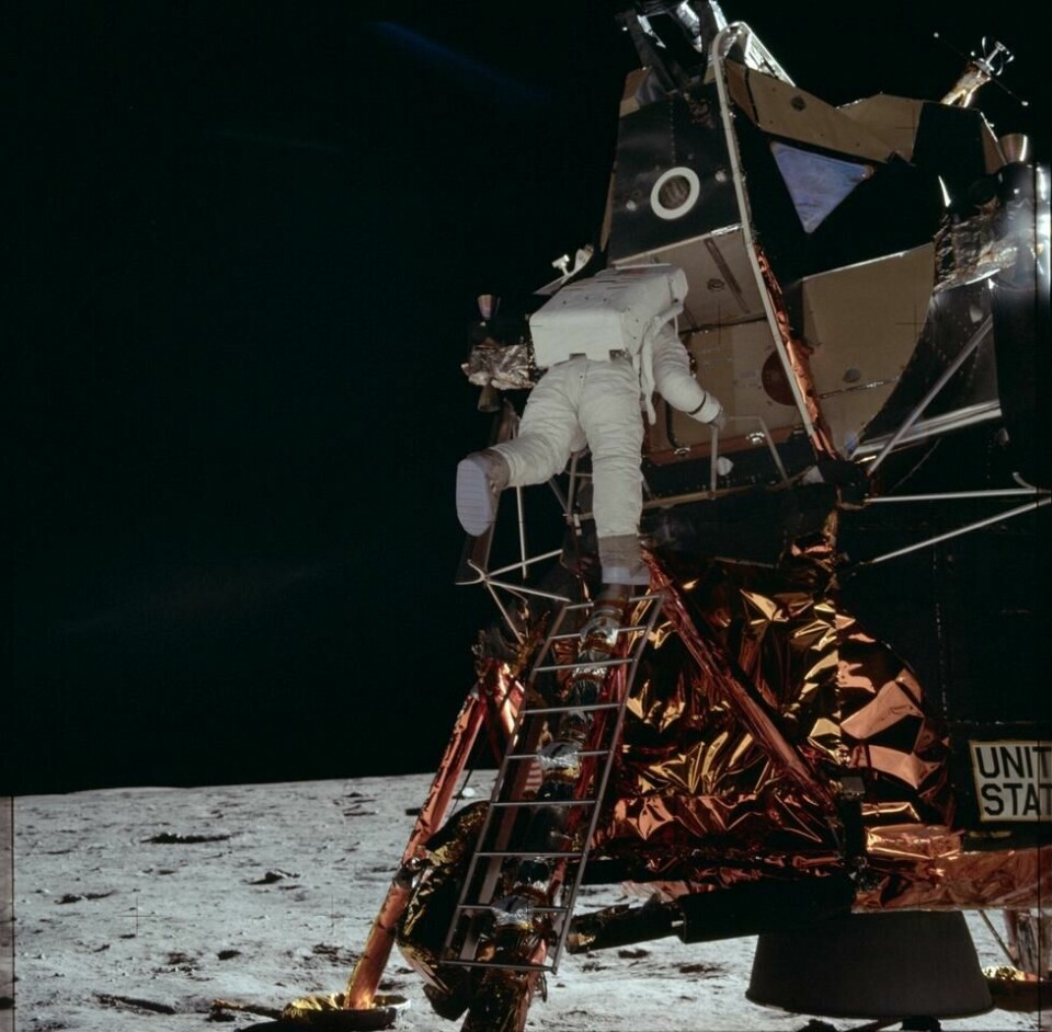 Buzz Aldrin i ferd med å klatre ut av landingsmodulen Eagle, for å bli det andre mennesket på Månen. Project Apollo Archive/Flickr. Buzz Aldrin i ferd med å klatre ut av landingsmodulen Eagle, for å bli det andre mennesket på Månen. Project Apollo Archive/Flickr.