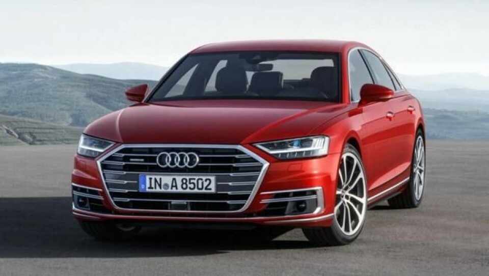 Nye Audi A8 er utstyrt med en diger grill som vi kjenner igjen fra Audi Q7. Nye Audi A8 er utstyrt med en diger grill som vi kjenner igjen fra Audi Q7.