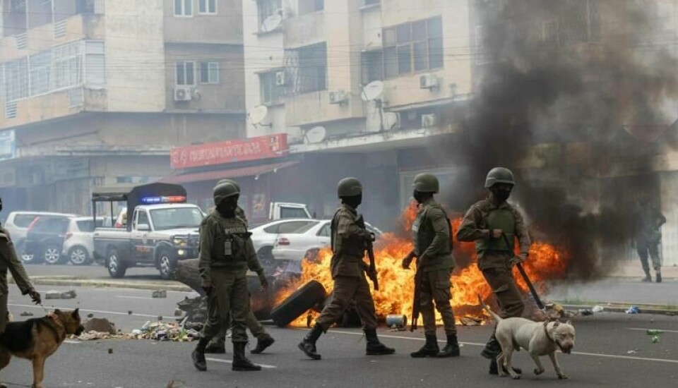 Politiet brukte tåregass for å få demonstrantene til å spre seg under en protest i Mosambiks hovedstad Maputo 7. november. Politiet brukte tåregass for å få demonstrantene til å spre seg under en protest i Mosambiks hovedstad Maputo 7. november. Foto: Alfredo Zuniga / AFP / NTB