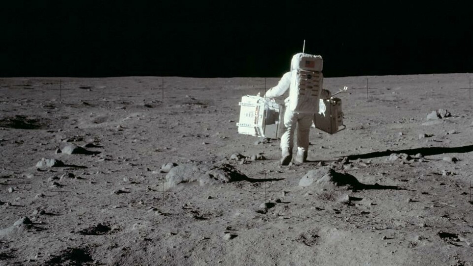 Buzz Aldrin bukserer «Den passiv-seismiske eksperiment-pakken» i venstre hånd og «Laser-oppmålings-retroreflektoren» i sin høyre, i Stillhetens hav på Månen. Foto: Project Apollo Archive/Flickr. Buzz Aldrin bukserer «Den passiv-seismiske eksperiment-pakken» i venstre hånd og «Laser-oppmålings-retroreflektoren» i sin høyre, i Stillhetens hav på Månen. Foto: Project Apollo Archive/Flickr.