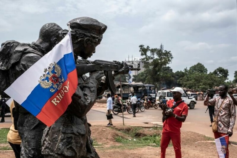 Et russisk flagg pryder en statue av Wagner-soldater som ble oppreist i hovedstaden i Den sentralafrikanske republikk. Et russisk flagg pryder en statue av Wagner-soldater som ble oppreist i hovedstaden i Den sentralafrikanske republikk. Foto: Barbara DEBOUT / AFP