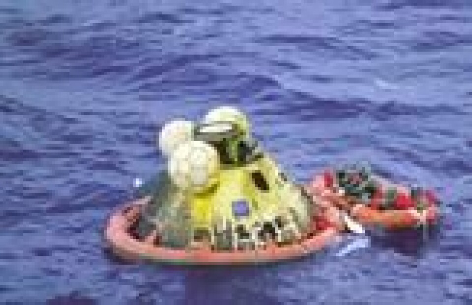 Apollo 11-mannskapet etter splashdown i Stillehavet. Fjerdemann i livbåten er en marinedykker. Alle fire bærer biologiske isolasjonsdrakter; etter de første måneferdene ble besetningen satt i karantene ved retur, i tilfelle det mot formidning kunne finnes smittekilder på Månen. Foto: NASA. Apollo 11-mannskapet etter splashdown i Stillehavet. Fjerdemann i livbåten er en marinedykker. Alle fire bærer biologiske isolasjonsdrakter; etter de første måneferdene ble besetningen satt i karantene ved retur, i tilfelle det mot formidning kunne finnes smittekilder på Månen. Foto: NASA.