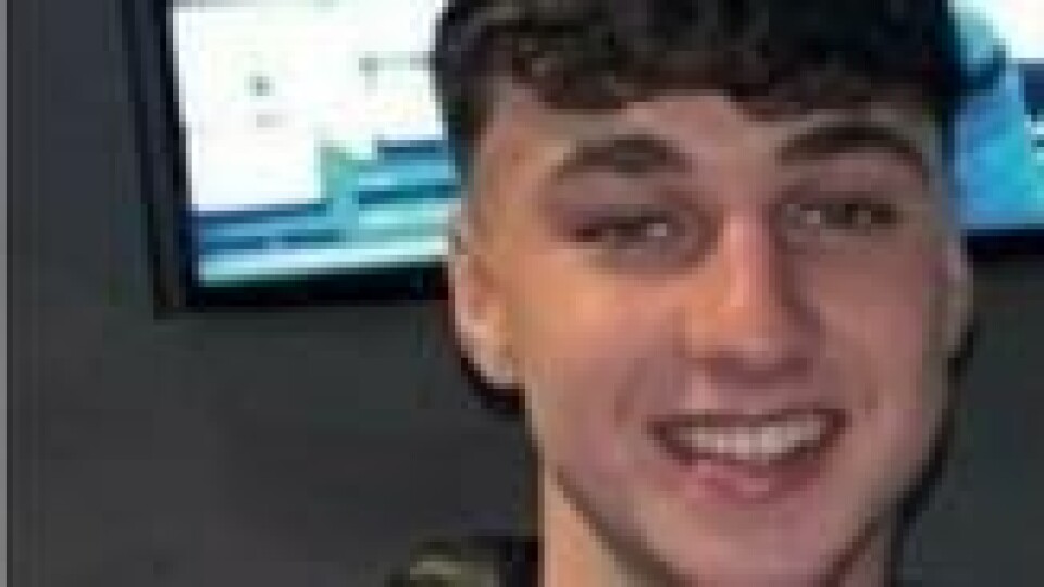Jay Slater (19) blir beskrevet som en «gjennomgående snill, sprudlende fyr med mange venner», sier hans mor til BBC. Nå er han meldt savnet. Jay Slater (19) blir beskrevet som en «gjennomgående snill, sprudlende fyr med mange venner», sier hans mor til BBC. Nå er han meldt savnet. Foto: Bildet er fra sosiale medier.