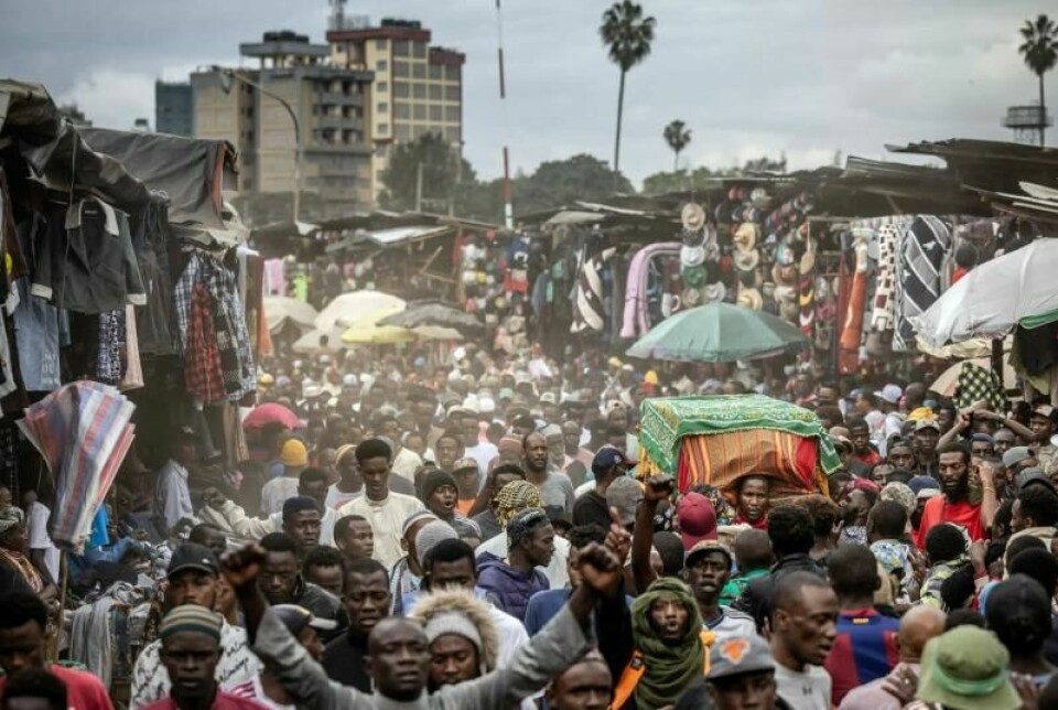 Familie og venner bærer 19-åringen Ibrahim Kamaus kiste 28. juni. Han var en av demonstrantene som ble drept ved Kenyas parlament 25. juni. Familie og venner bærer 19-åringen Ibrahim Kamaus kiste 28. juni. Han var en av demonstrantene som ble drept ved Kenyas parlament 25. juni. Foto: Foto: Luis Tato / AFP / NTB