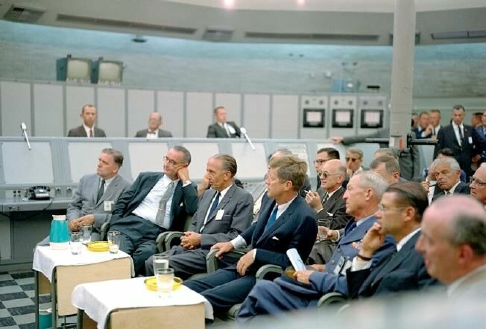 President Kennedy blir orientert om status for Apolloprosjektet. Cape Canaveral 11. september 1962. Foto: NASA via Wikimedia. President Kennedy blir orientert om status for Apolloprosjektet. Cape Canaveral 11. september 1962. Foto: NASA via Wikimedia.