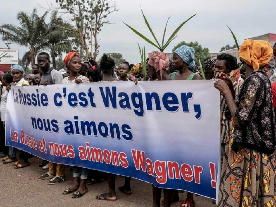 Demonstranter i Den sentral afrikanske republikk holder et banner som erklærer sin støtte til Wagner-gruppen og Russland, men er skrevet på fransk. Russland har en militær innflytelse i landet, men ingen kulturell. Demonstranter i Den sentral afrikanske republikk holder et banner som erklærer sin støtte til Wagner-gruppen og Russland, men er skrevet på fransk. Russland har en militær innflytelse i landet, men ingen kulturell. Foto: Barbara DEBOUT / AFP