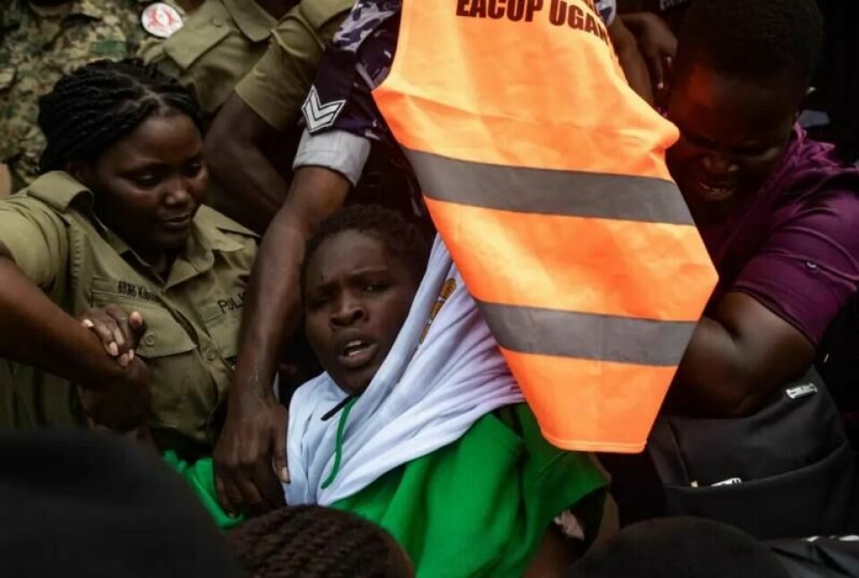 Ugandisk politi arresterer en miljøaktivist i Kampala 26. august. Totalt ble 21 aktivister arrestert denne dagen. Ugandisk politi arresterer en miljøaktivist i Kampala 26. august. Totalt ble 21 aktivister arrestert denne dagen. Foto: Foto: Badru Katumba / AFP / NTB