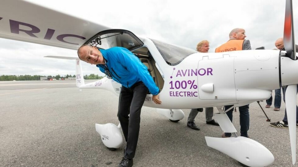 Avinor har allerde gått til innkjøp av sitt første elektriske fly. Det har plass til to passasjerer og har en rekkevidde på 130 kilometer. I juni fikk samferdselsminister Ketil Solvik-Olsen være passasjer da Avinors konsernsjef Dag Falk-Petersen var pilot.