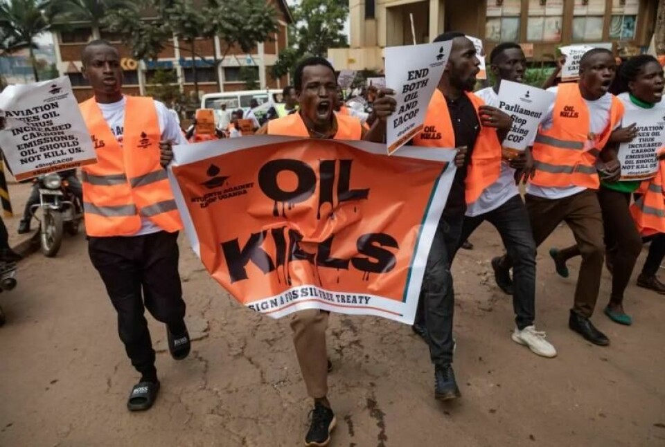 Miljøaktivister demonstrerer mot East African Crude Oil Pipeline i Kampala 26. august. Miljøaktivister demonstrerer mot East African Crude Oil Pipeline i Kampala 26. august. Foto: Foto: Badru Katumba / EPA / NTB