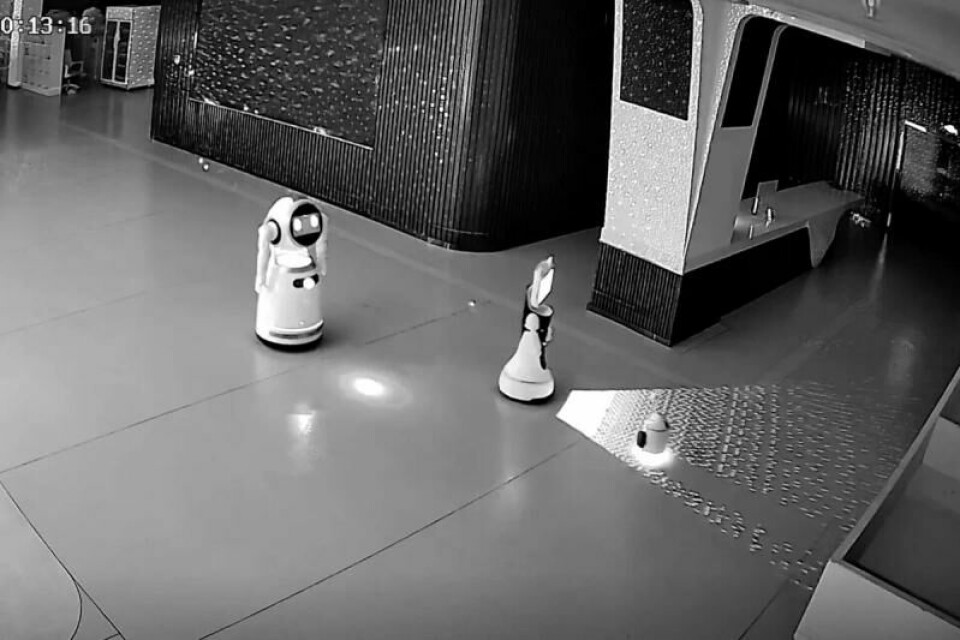 Her kjører de arbeidstrøtte robotene ut mot inngangshallen.