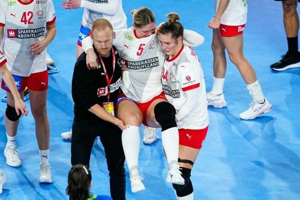 Danmarks Sarah Aaberg Iversen trengte hjelp for å komme seg av banen.