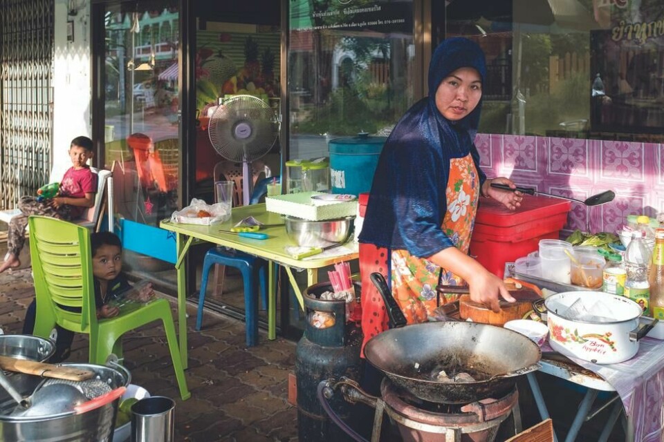 GATEMAT: Måltidene du får servert billig og raskt på landsbygda i Thailand er ofte fullt på høyde med det finner på bedre restauranter inne i byene. GATEMAT: Måltidene du får servert billig og raskt på landsbygda i Thailand er ofte fullt på høyde med det finner på bedre restauranter inne i byene.