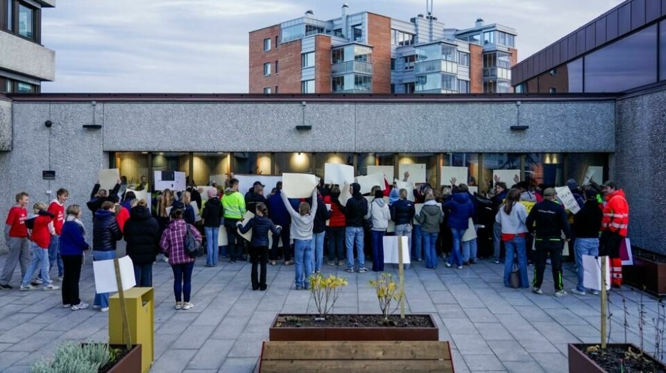 Flere samlet seg utenfor fylkeshuset på Hamar onsdag i forkant av at møtet der fylkeskommunen vedtok nedleggelsen av de seks skolestedene. Foto: Thomas Fure / NTB