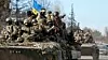 Ukrainske soldater kjører en tanks gjennom byen Trostsyanets, omtrent 400 kilometer øst for hovedstaden Kiev mandag 28. mars 2022. (AP Photo/Efrem Lukatsky, fil)