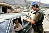 Libanon 1984-03: Norske FN-soldater i Libanon. UNIFIL-styrkene. Bildet: Norsk FN-soldat kontrollerer biler og annen ferdsel. FOTO: Erik Thorberg / NTB / SCANPIX