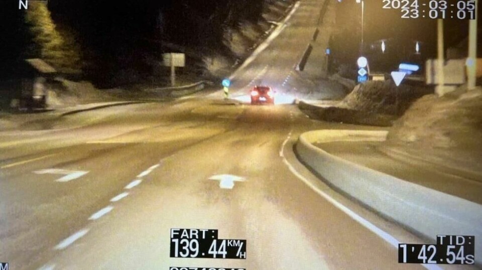 REKORDFART: Her ligger politiet på hjul bak bilen som blir målt til en snittfart på 182,9 km/t i 50-sonen. Nå foreligger det dom i saken. Foto: Politiet