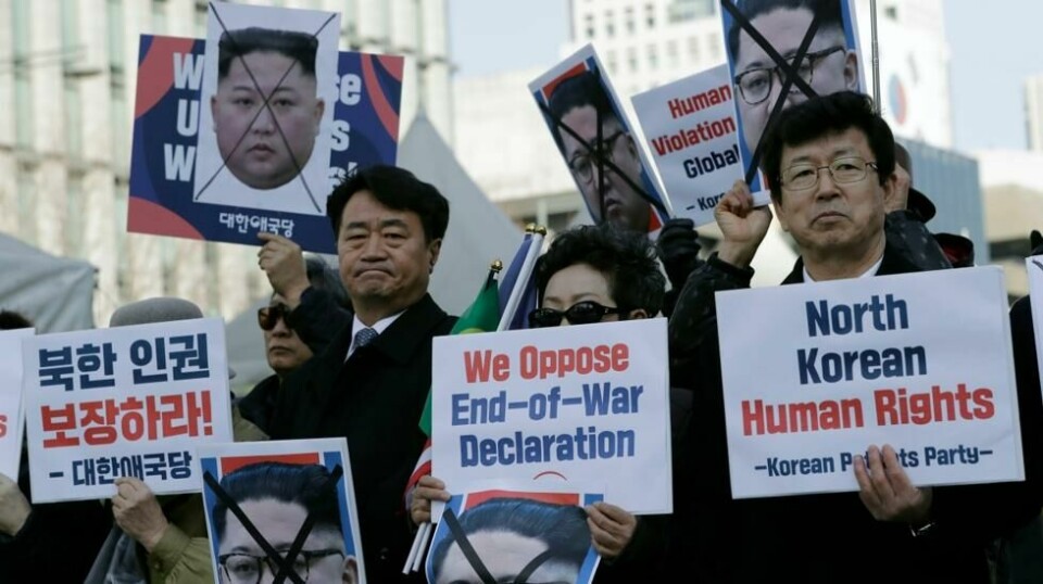 Bildet er fra en demonstrasjon i februar i forkant av møtet mellom Donald Trump og Kim Jong Un. Demonstrantene tok til orde for at USA skulle ta opp spørsmålet om menneskerettigheter med det nordkoreanske regimet. Foto: AP Photo/ Lee Jin-man