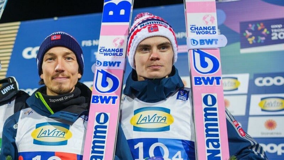 Johann André Forfang og Marius Lindvik etter lagkonkurransen i hopp under VM i Trondheim.