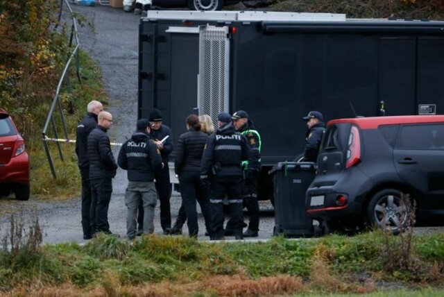 Krimteknikere og politiets bombegruppe undersøkte boligen hvor en bombe ble detonert i oktober 2023.