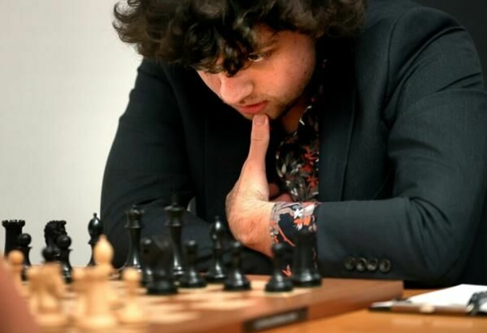Hans Niemann spiller om plass i den første Grand Slam-turneringen i Freestyle Chess og kom tirsdag med et nytt stikk til Magnus Carlsen og Jan Nepomnjasjtsjij.
