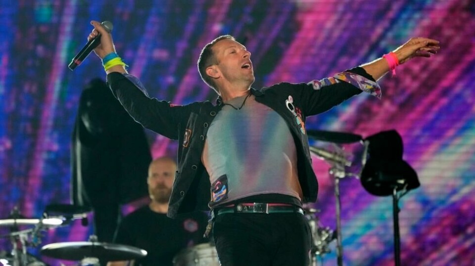 Vokalist Chris Martin i Coldplay på en scene i California i fjor. Foto: Chris Pizzello / AP / NTB