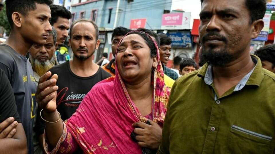 En kvinne sørger over at hun ikke har hørt noe fra flomrammede familiemedlemmer på tre dager i Feni i Bangladesh. Foto: Fatima Tuj Johora / AP / NTB