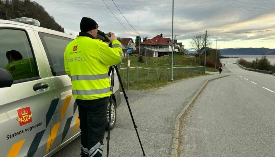 IKKE POPULÆRT: Ikke alle setter like stor pris på at Statens vegvesen er ute og har kontroller langs veiene... Det fikk Vegvesenets folk erfare i Arna denne uken. Illustrasjonsfoto. Statens vegvesen.