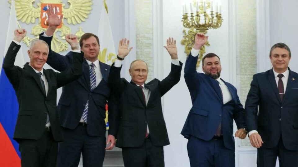 Russlands president Vladimir Putin og Denis Pushilin, Leonid Pasesjnik, Vladimir Saldo, Jevgenji Balitskji, som er de russisk-installerte lederne i Ukrainas Donetsk-, Luhansk-, Kherson- og Zaporizjzja-regioner, jubler på seremoni for å erklære annekteringen av de russisk-kontrollerte territoriene som en del av den russiske føderasjonen. Russlands president Vladimir Putin og Denis Pushilin, Leonid Pasesjnik, Vladimir Saldo, Jevgenji Balitskji, som er de russisk-installerte lederne i Ukrainas Donetsk-, Luhansk-, Kherson- og Zaporizjzja-regioner, jubler på seremoni for å erklære annekteringen av de russisk-kontrollerte territoriene som en del av den russiske føderasjonen. Foto: Mikhail Metzel / Sputnik / Pool via Reuters / NTB