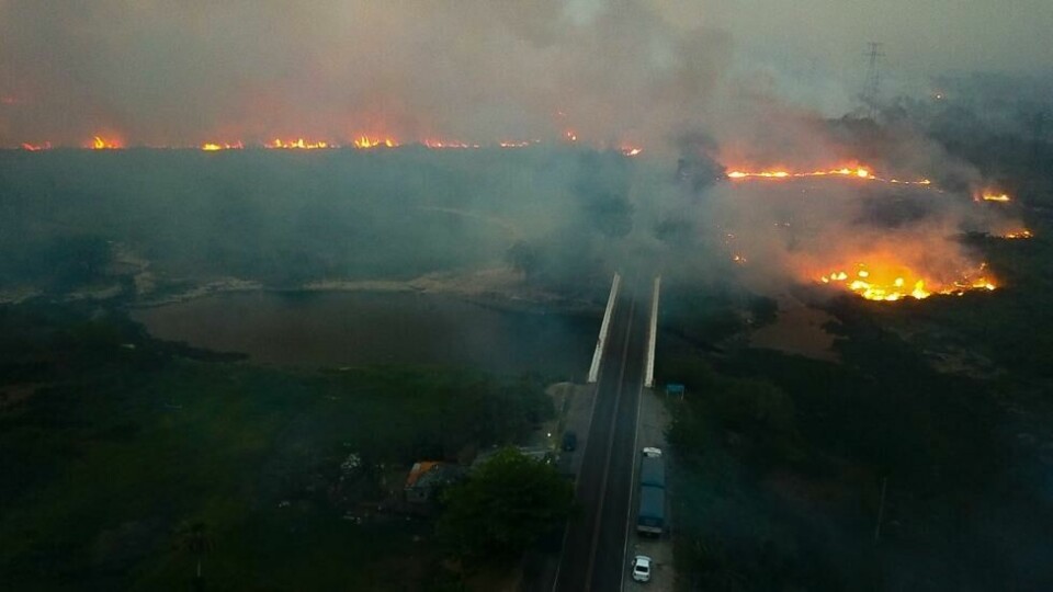 Brannmannskaper kjemper mot flammene i verdens største våtmark. Brannmannskaper kjemper mot flammene i verdens største våtmark. Foto: Chico Ribeiro / Mato Grosso do Sul State Government/AP/NTB