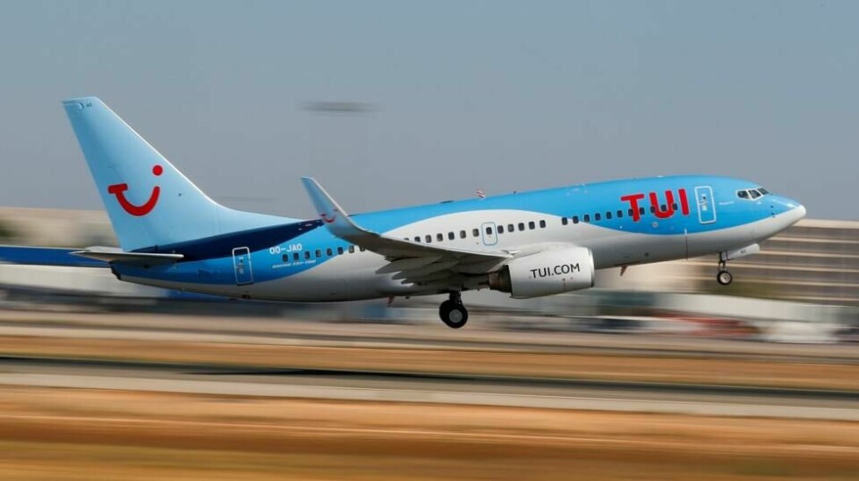 Et TUI Belgium Boeing 737-700 fly tar av fra en flyplass. Illustrasjonsfoto.