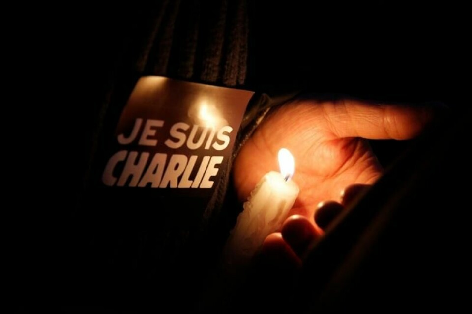 En mann med en lapp med det etter hvert kjente slagordet «Je suis Charlie» under en demonstrasjon kvelden etter angrepet mot Charlie Hebdo 7. januar 2015.