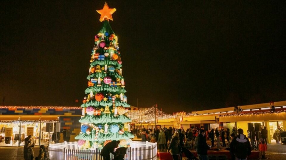 Det 10 meter høye juletreet i Legoland er bygget av Duplo-klosser.