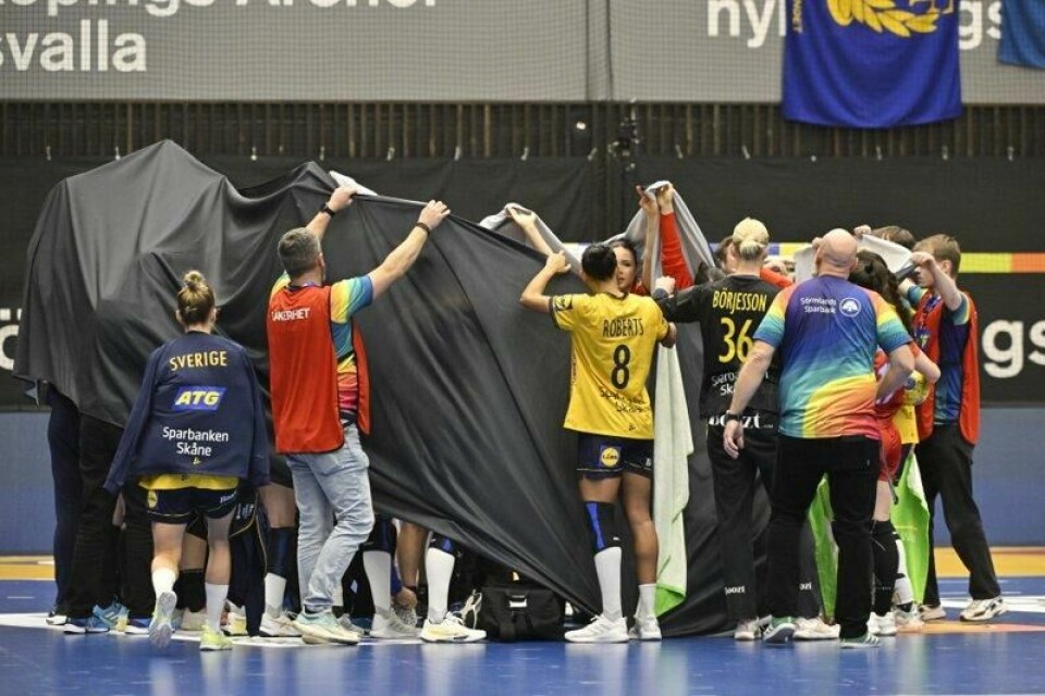 Iulia Dumanska krasjet med lagvenninne Sorina Grozav.