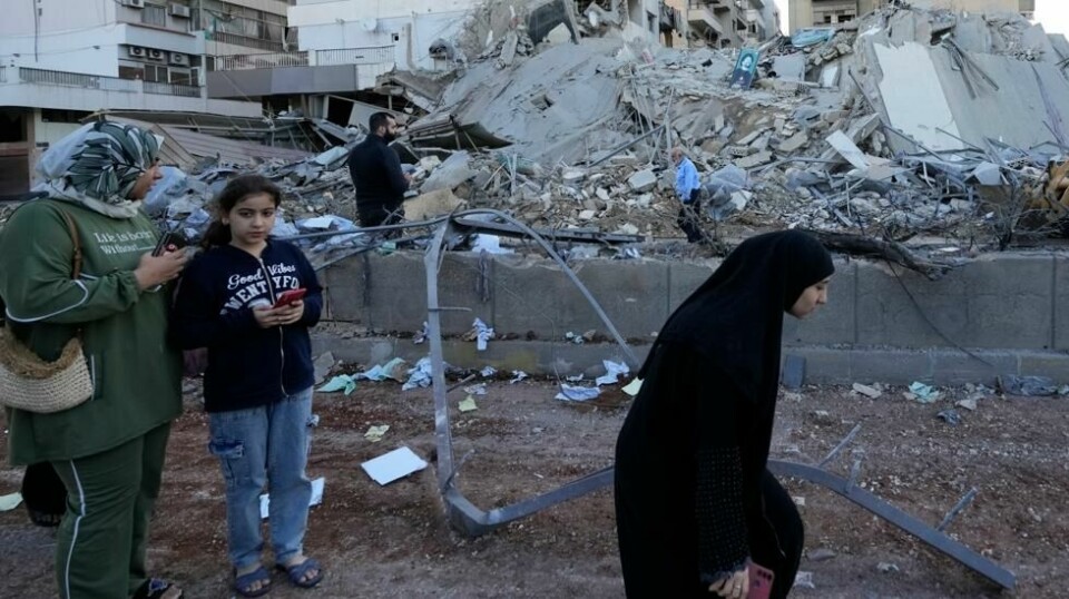 Beboere sjekker hjemmene sine etter israelsk bombing. Mange libanesere hadde fått nok. Nå har de en krig på toppen av bekymringskaken. Foto: Hassan Ammar/AP/NTB