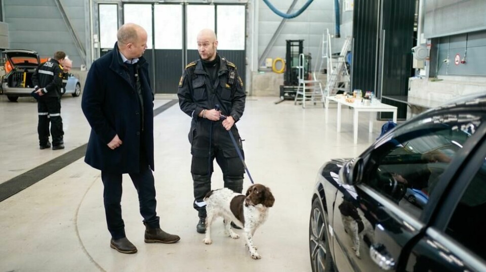 Finansminister Trygve Slagsvold Vedum besøker tollstasjonen på Svinesund og hundene til Tollvesenet. Toller Jostein Halvorsen med hunden Maddi på 9 år viser finansministeren rundt. Foto: Terje Pedersen / NTB